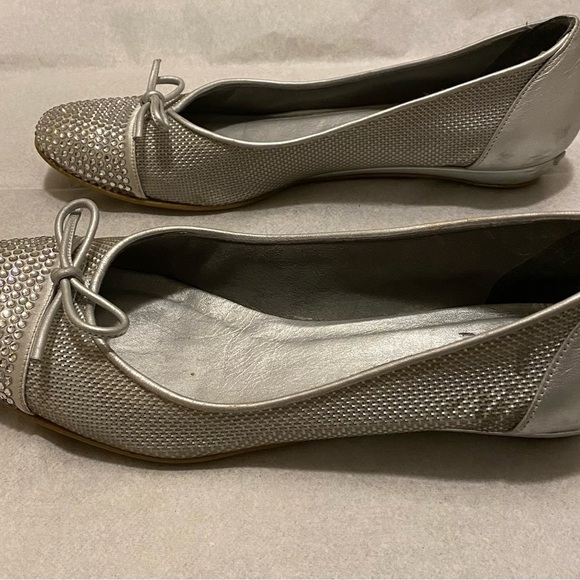Stuart Weitzman Ideal Silver Nappa Rhinestone and Bow Flats. - Picture 10 of 16